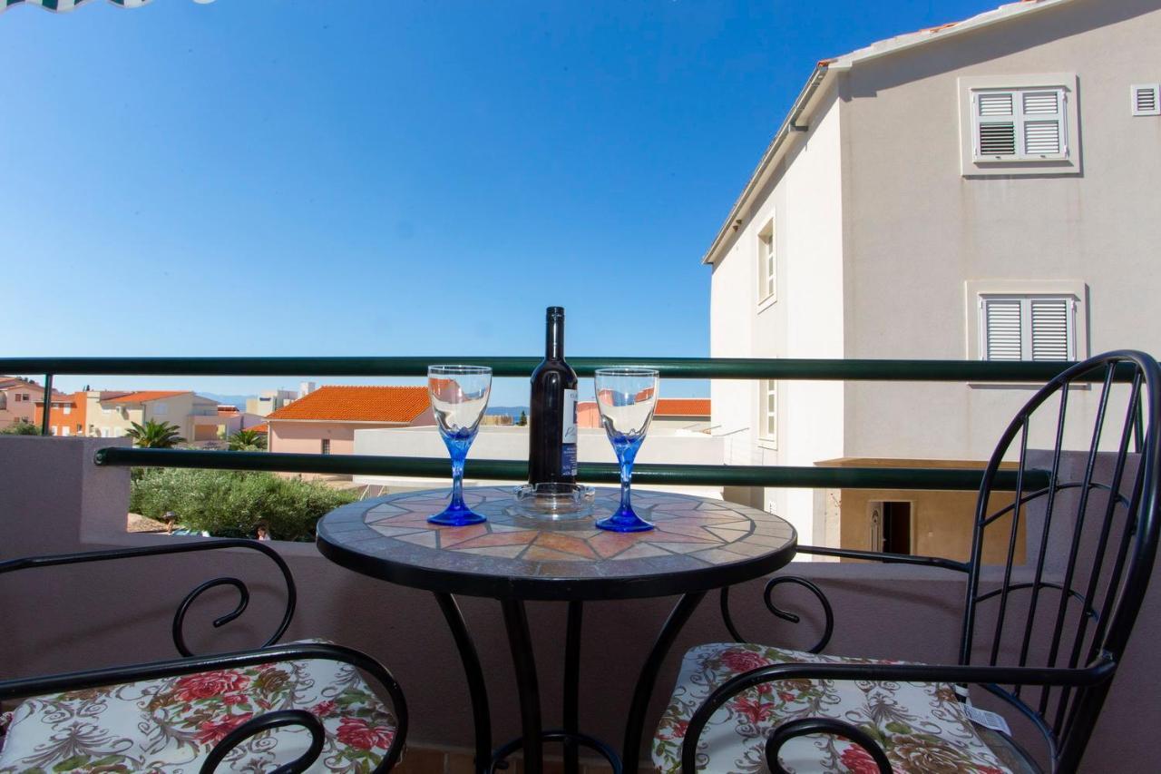 Apartments Loncar Tucepi Luaran gambar