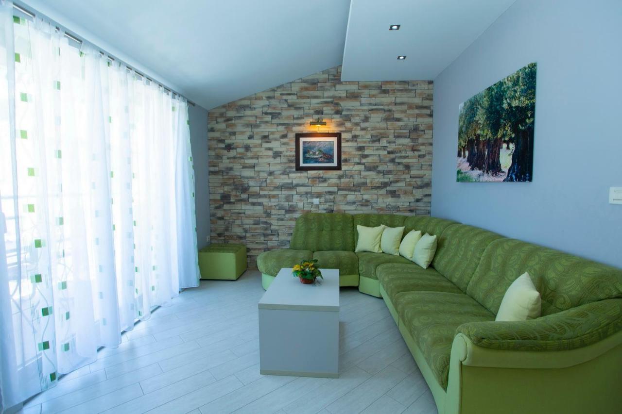 Apartments Loncar Tucepi Luaran gambar