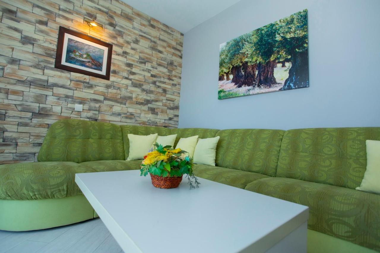Apartments Loncar Tucepi Luaran gambar